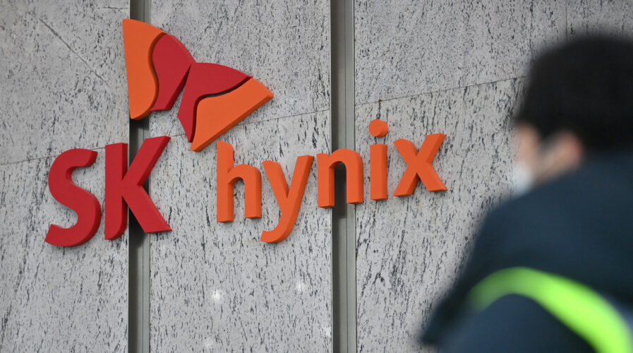 The US allows SK Hynix a year of access to chip equipment for factories in China