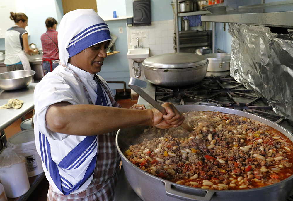 Hermana Marie Frank La hermana Marie Frank, de las Misioneras de la Caridad, prepara en el almuerzo en un comedor de beneficencia, en 2016, dirigido por su orden en un edificio de apartamentos en la sección sur del Bronx de Nueva York. (Foto: CNS/Gregory A. Shemitz)