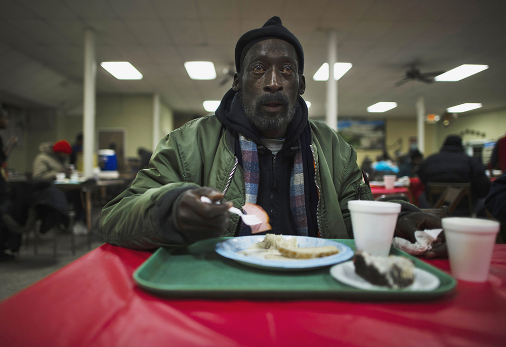 Un hombre come su almuerzo en un comedor de beneficencia en el sótano de la iglesia católica de San Leo en Detroit, Estados Unidos. (Foto: CNS/Reuters/Mark Blinch) Un hombre come su almuerzo en un comedor de beneficencia en el sótano de la iglesia católica de San Leo en Detroit, Estados Unidos. (Foto: CNS/Reuters/Mark Blinch)