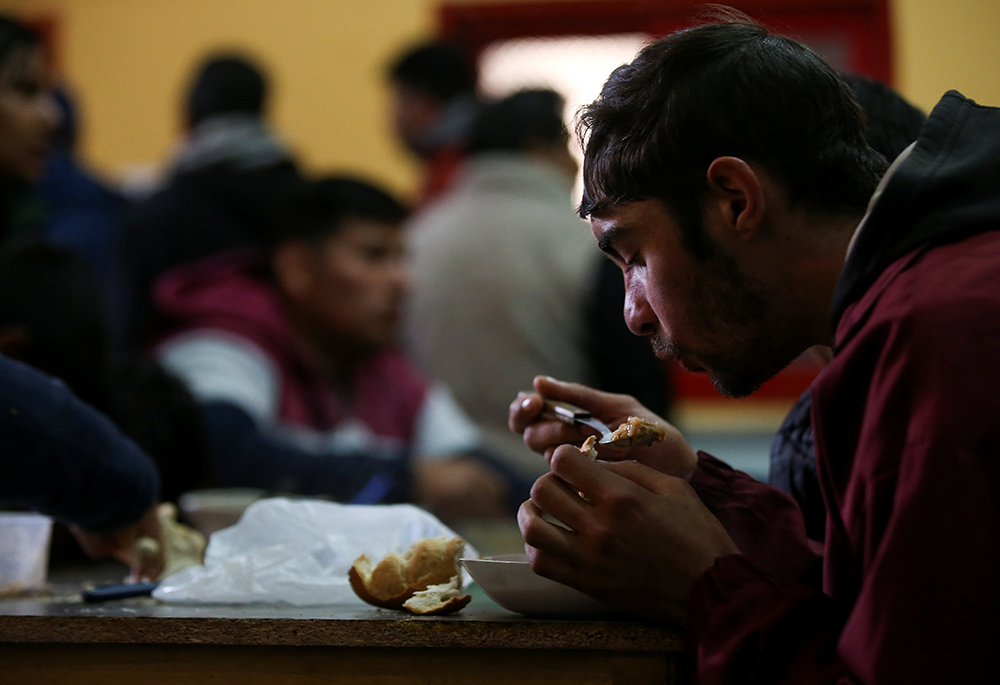 Un hombre almuerza en un comedor social situado en el sótano de la iglesia católica de San Leo, en Detroit, Estados Unidos. (Foto: CNS/Reuters/Mark Blinch) Un hombre almuerza en un comedor social situado en el sótano de la iglesia católica de San Leo, en Detroit, Estados Unidos. (Foto: CNS/Reuters/Mark Blinch)
