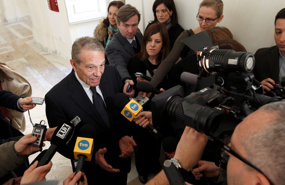 Navarro-Valls speaks to reporters.