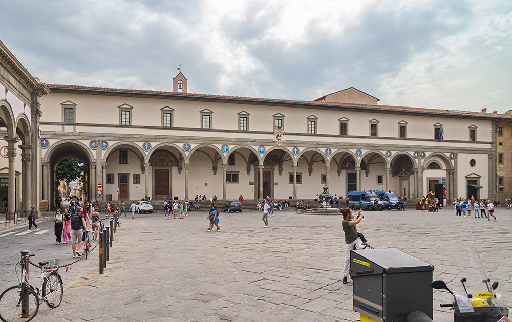 A view of the Hospital of the Innocents in Florence, Italy, in 2021 (Wikimedia Commons/MenkinAlRire)